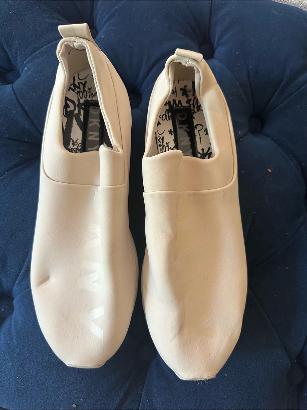 DKNY Women lightweight Slip on comforter Sneakers. Size 9